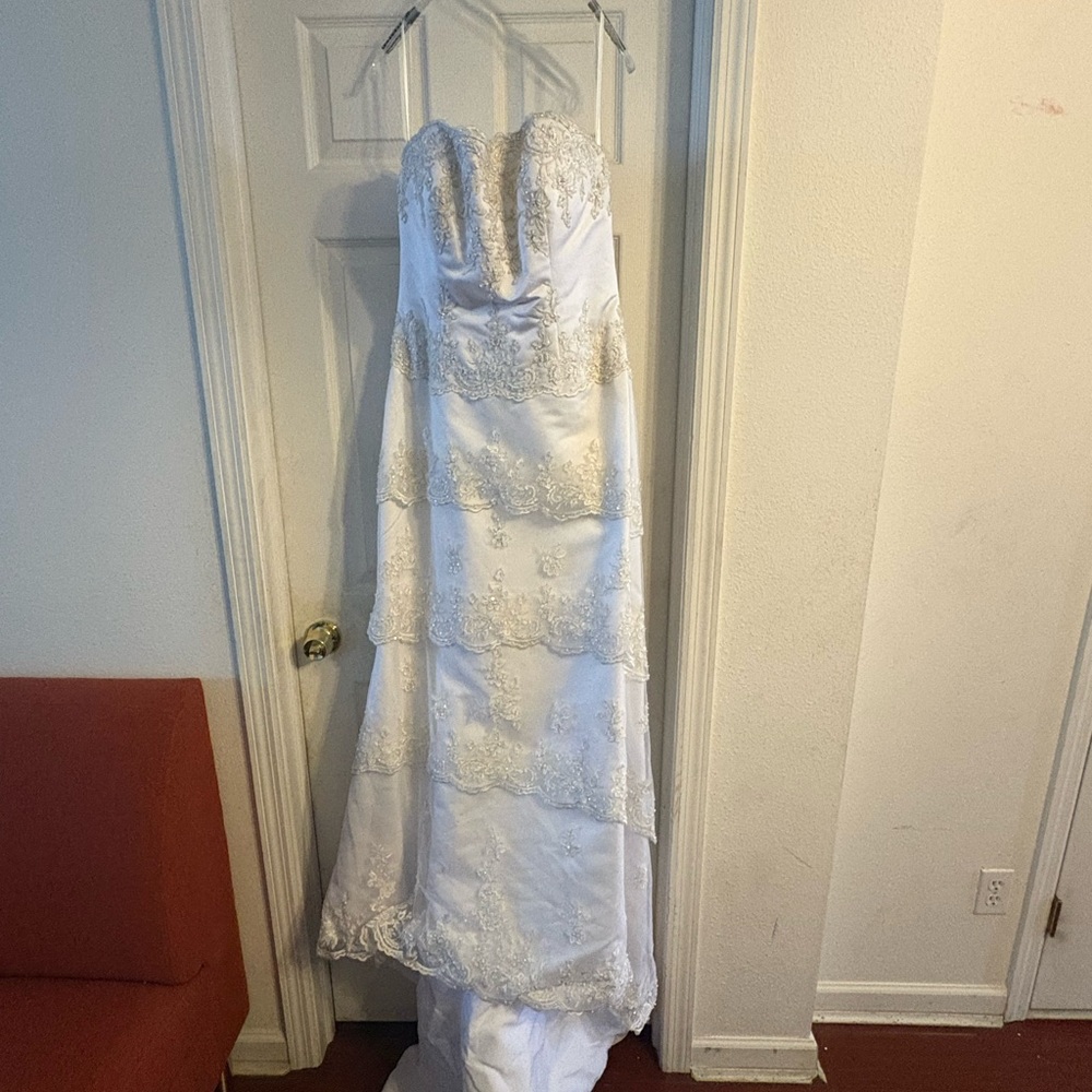 Wedding dress size 14 Elegant White Strapless Gown with beautiful Embroidery
